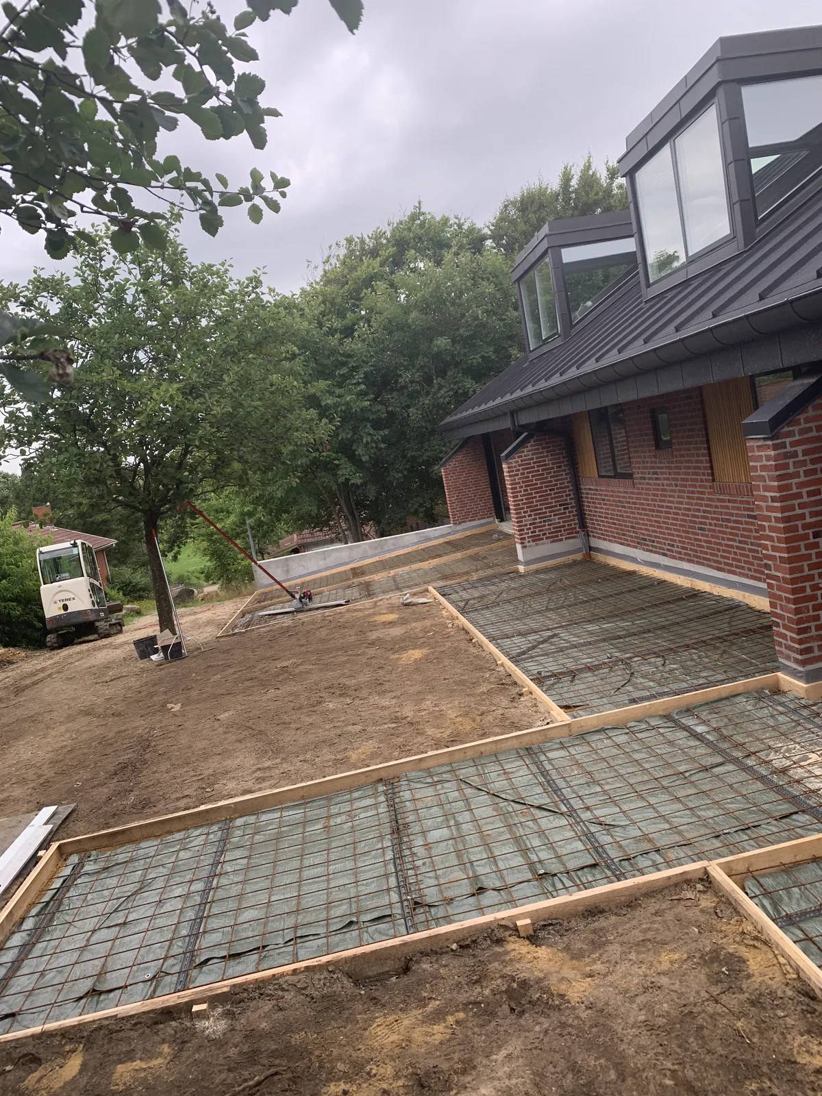 Armering og forskalling klar til betonterrasse ved rødstensvilla i Aabenraa