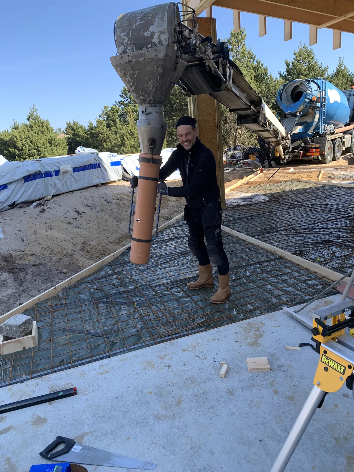 Beton pumpes ud over armeringen til en ny betonterrasse