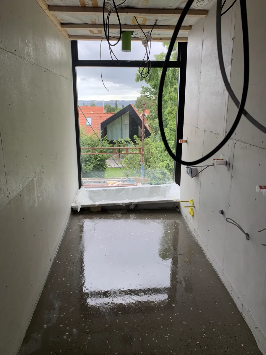 Den friske støbning i rummet, mens væggene stadig står i bar beton