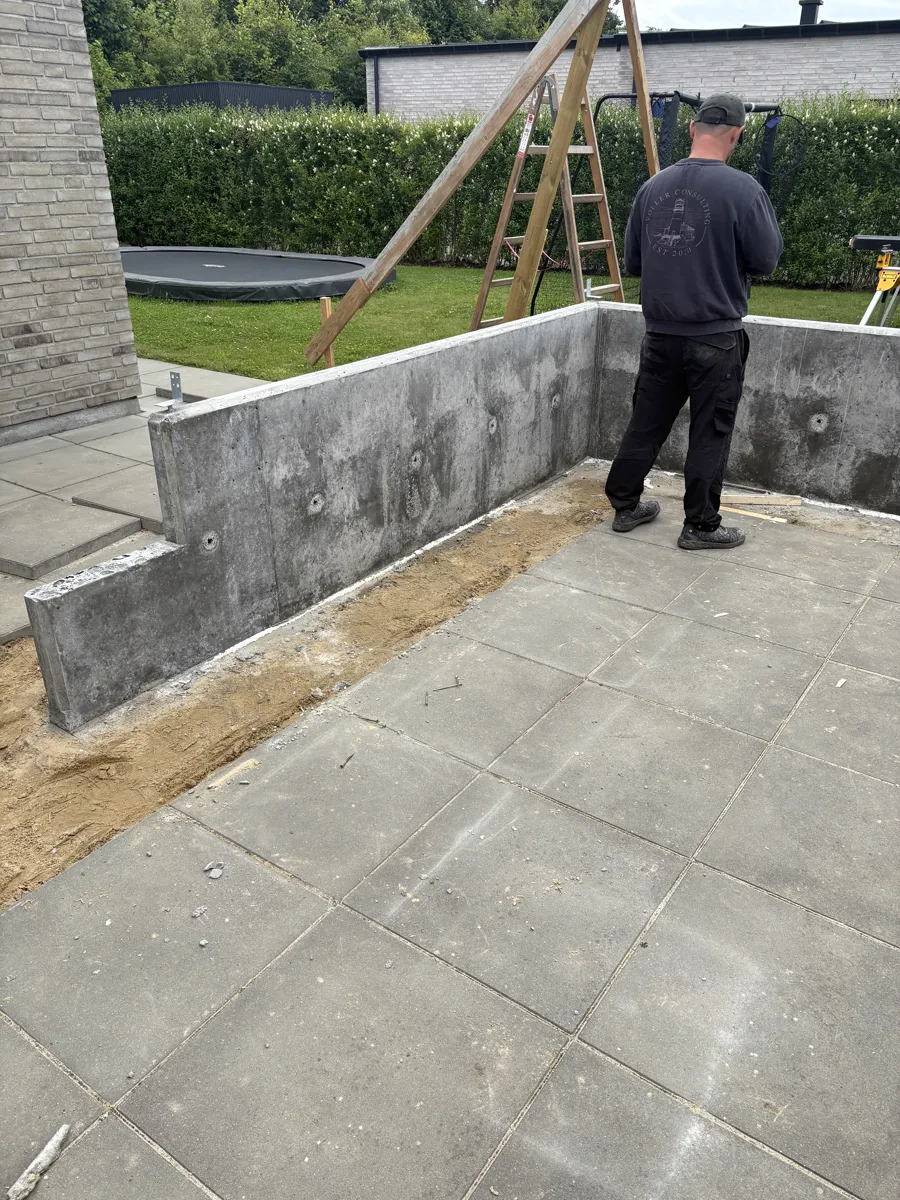 Den rå betonflade lige efter at forskallingen er faldet