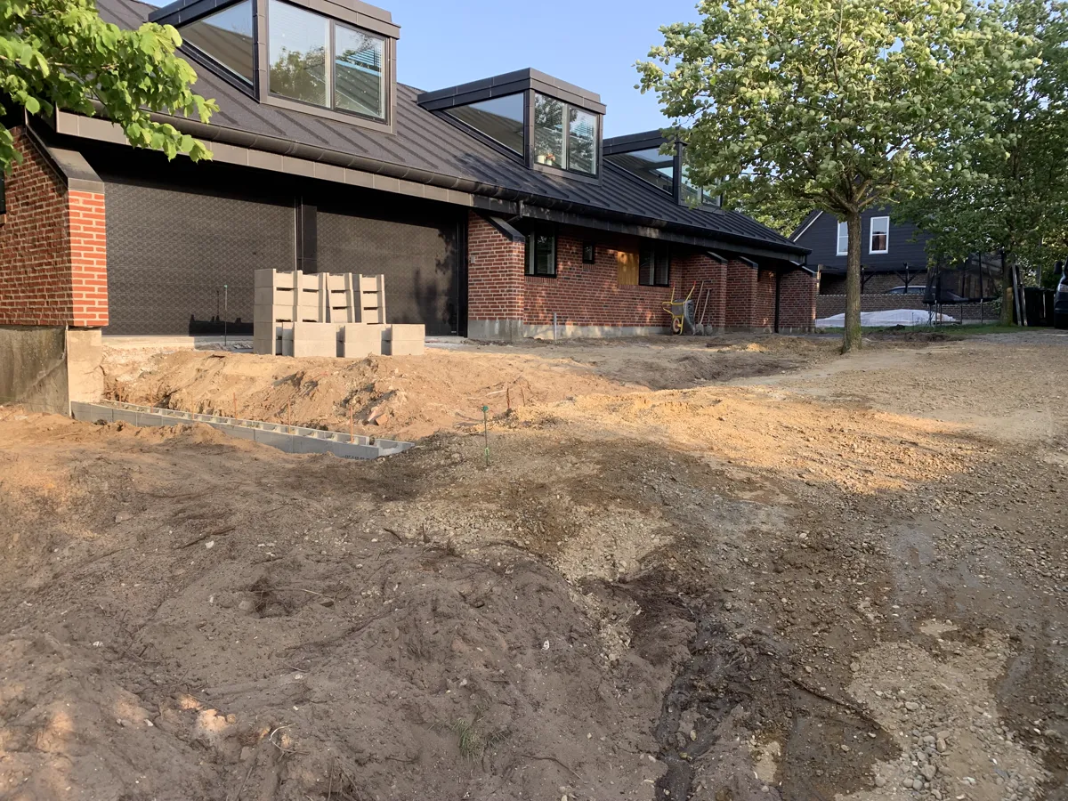 Arealet gravet ud foran huset, klar til opbygning